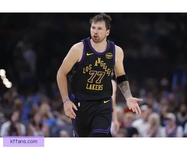 东契奇腿筋二级拉伤无限期休战 湖人前景堪忧恐无缘所有评奖